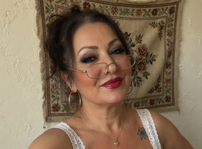FATIMA (55) udovica iz Bosne – tražim muškarca koji će mi vratiti osmijeh i toplinu